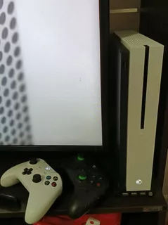 Xbox One S 512 + 1 Joystick + Gta V Fisico