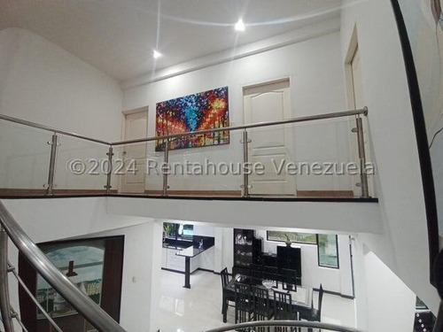 Hermosa Casa Con Estilo Moderno, De Dos Niveles, Cuenta Con Hall De Entrada, Sala De Estar, Tres Dormitorios Con Baños Y Vestier , Una Habitación Solo Con Baños, Un Medio Baños, Family Room