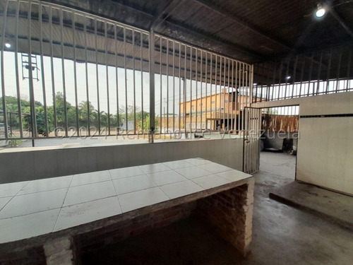 Se Alquila Espacioso Local Comercial Ideal Para Emprender En El Área Gastronómica, En El Placer Cabudare 25-8334