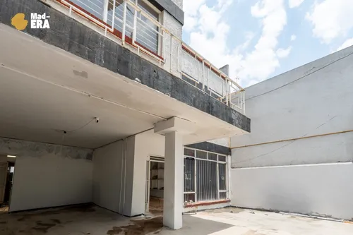 Casa De 4 Recamaras Con Uso De Suelo Comercial Y Jardín Junto Al Centro Médico La Raza