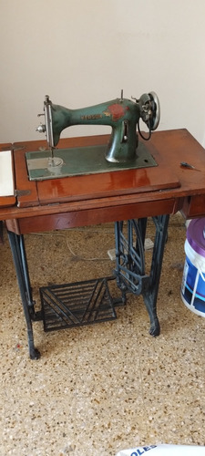 Maquina De Coser Antigua Kerson