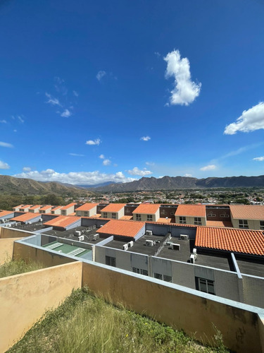 Town House En Venta Res. Cumbres De La Esmeralda. 10 Mese De Financiamiento. Gerardo