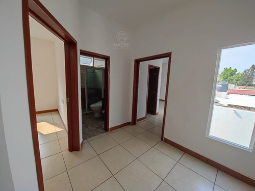 Casa En Venta De 2 Niveles En Col. Empleado Postal Con Alberca Apta A Créditos