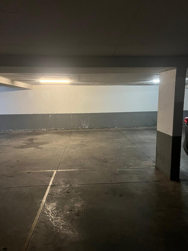 Amplio Estacionamiento Techado.