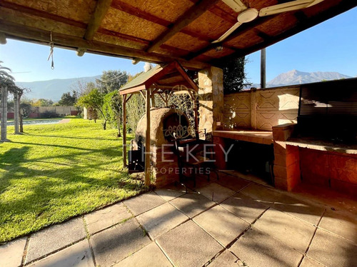 Casa En Venta De 5 Dorm. En Olmué