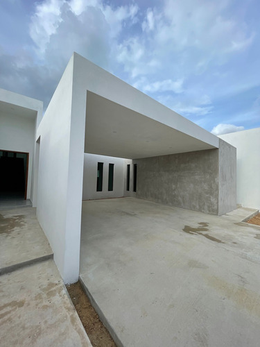 Casa En Venta En Dzityá Mérida, De Dos Plantas Con 4 Habitaciones Y Alberca