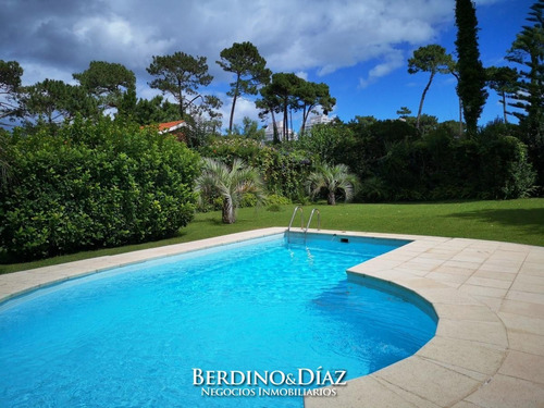 Casa - Lugano Hermoso Chalet En Venta 6 Dormitorios- Ref: 523