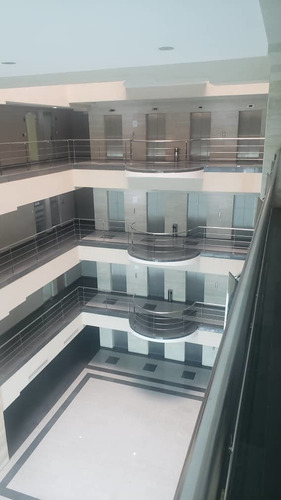 Imagen 2 de 14 de Oficina En Urb. Las Quintas, C.c Cristal - Naguanagua