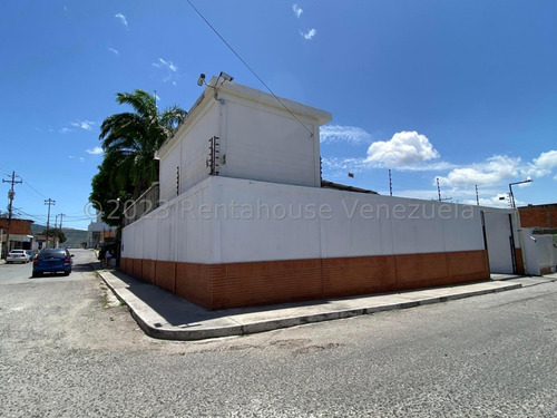 Raiza Suarez Vende Excelente Galpón Ubicado En El Centro De Barquisimeto, 2 4 2 9 7 2, A Pocas Cuadras Del Hospital, Lo Que Te Garantiza El Flujo Eléctrico Y Con Agua Constante, Con Cerco Electrico