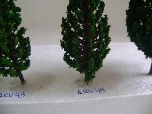 Nico 10 Pinos De 8,5 Cms Alto Plastico Y Esponja H0 (arv 44)