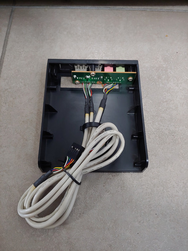 Panel Frontal Gabinete Bahia 3.5'' 2x Usb 2.0 + Audio Negro (Usado)