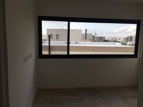 Casa Con Renta. 3 Dormitorios Con Dependencia Y Escritorio, Tipas Nordelta