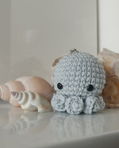 Llavero Pulpito Amigurumi A Crochet Gris