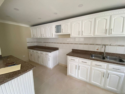 Casa En Venta En Bávaro, Punta Cana Con Piscina Cerca De La Playa, 3 Hab