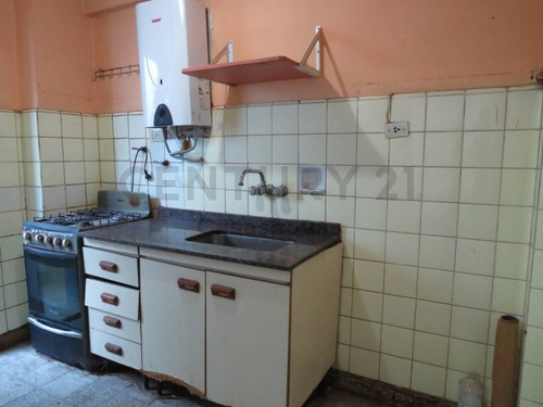 Imagen 6 de 14 de Departamento 2 Amb 3er Piso Por Escalera Inmejorable Ubicacion A Actualizar