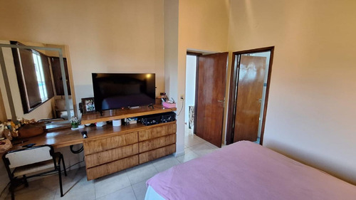 Vendo Casa Amoblada Con Piscina En El Centro De Encarnación: 4 Habitaciones Y 4 Baños