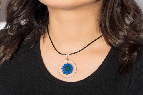 Collar de resina con flor morada natural - ChicAntiq