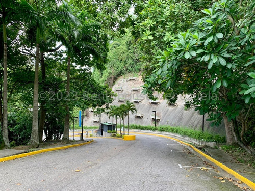 Urb. La Trinidad, Sector Sorocaima, Cerca Centro Médico Docente La Trinidad !! Excelente Apartamento, Con O Sin Muebles, 184 M2, 3 Hab., 3 Baños, 2 Pe. Condominio Tipo Resort. Inmejorable Ubicación !!