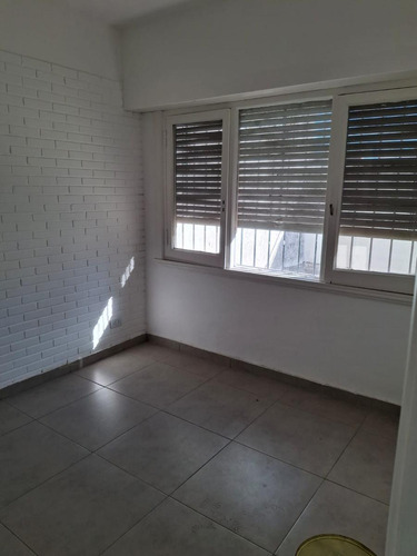 Venta - Oficina 2 Ambientes Con Terraza En Galería Comercial A Metros De La Estación San Isidro