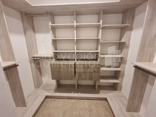 Casa En Venta De 4 Recámaras, En El Refugio, Torre De Piedra