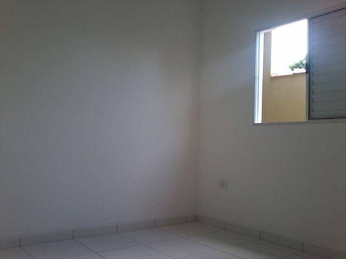 Imagem 30 de 30 de Imóvel Novo Tipo Casa Térrea Em Condominio Fechado Com Excelente Acabamento Com Azulejo Até O Teto Tanto Na Cozinha Como No Banheiro E Moldura De Gesso Nestes Dois Ambientes Janela De Alumínio Cor B