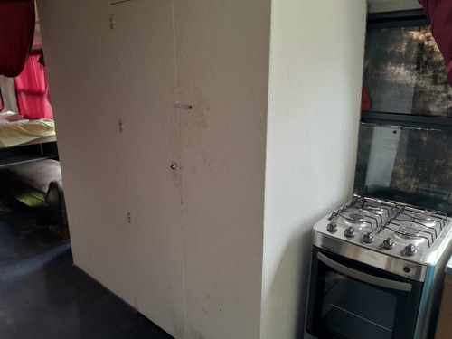 Imagen 3 de 11 de Casa En Omnibus De 25m^2 Un Dormitorio Baño Cocina Integrada. Instalación Eléctrica Y Sanitaria Completa. Vendo Equipada Con Calefon A Gas Cocina Heladera Microondas Y Aire Acondicionado Portátil..