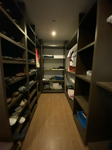 Venta Hermosa Casa Remodelada Con Piscina En Calle Cerrada Con Vigilacia Privada. Cuenta Con El Servicio De Agua Permanente.