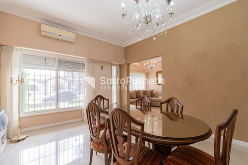 Venta Casa 6 Ambientes Con Amplio Parque En Barrio Pileta , Ramos Mejia.