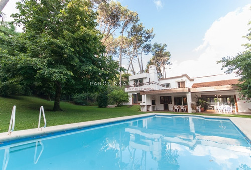 Hermosa Casa En Mansa Ideal Para Vivir Todo El Año- Ref: 2716