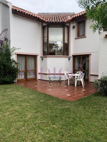 Muy Buena Casa En Venta En La Zona Mas Linda De Playa Mansa.- Ref: 409