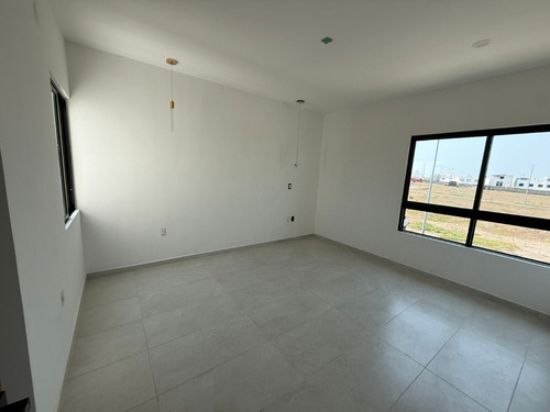 Estrena Casa Con Recámara En Planta Baja, Amplios Espacion 3 Recámaras Cada Una Con Baño. Casa Club Con Alberca.