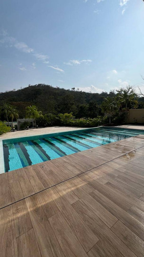 Townhouse En Altos De Guataparo - Acepta Financiamiento