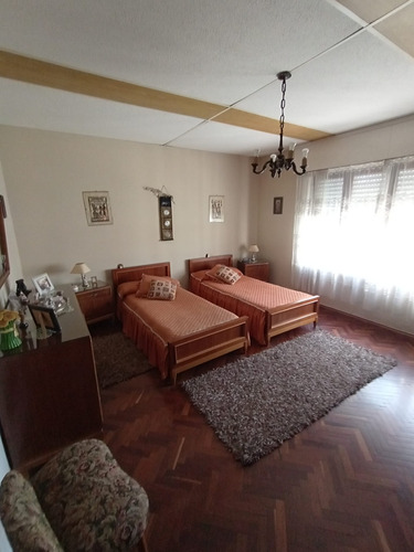 Frente A Av. Garzon. Colón. Chalet 3 Dorm.