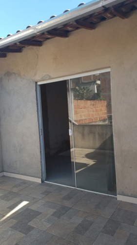 Ela Tem: Garagem Salão E Área Comum Bem Grande. 1 Kitnete