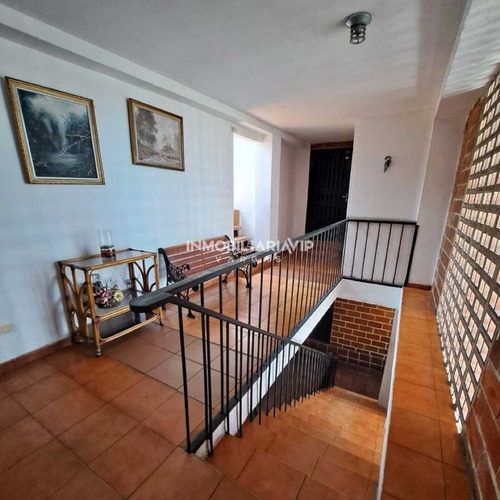 Te Ofrecemos En Venta Edificio De Tres Plantas Ubicado En Maiquetia - Calle Los Baños - Estado La Guaira. Ref 005 - 601