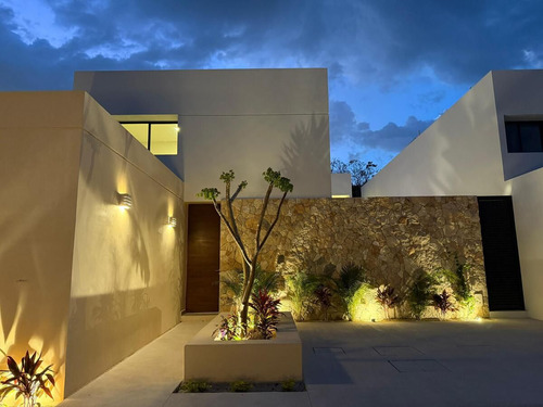 Casa En Venta En Exclusivo Desarrollo De Cholul, Merida.