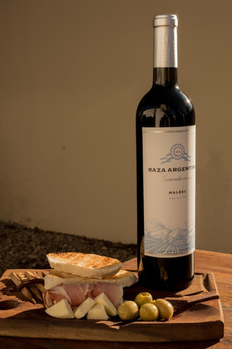 Imagen 2 de 8 de Vino Malbec Raza Argentina Bicentenario - La Riojana