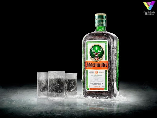 Imagen 2 de 9 de Pack Licor Jagermeister 700ml + 2 Vasos Shot Oficiales.
