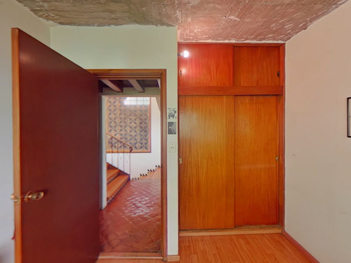 Casa Para Remodelar Con Amplios Espacios En Las Aguilas