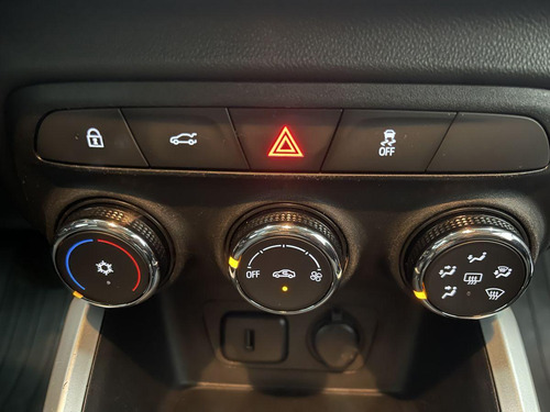 Chevrolet Onix plus Onix