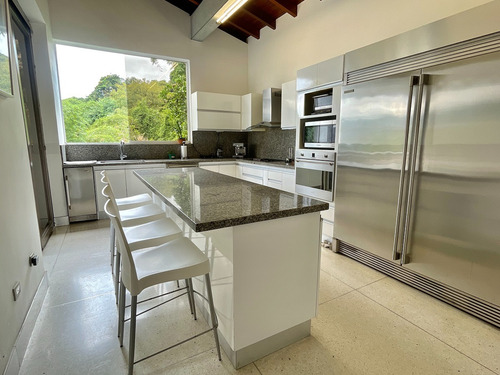 Casa Remodelada De Una Sola Planta Alto Hatillo 2250 M2 Terreno Y 600 M2 Construcción