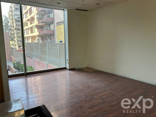 Local Comercial En Arriendo En Las Condes En Primer Piso
