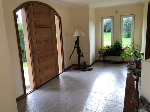 Casa Amplia, Cómoda Y En Hermosa Ubicación En Alto...