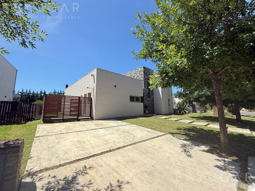 Casa En Venta - Barrio El Cantón - Puertos / Escobar Pilar - Permuta!