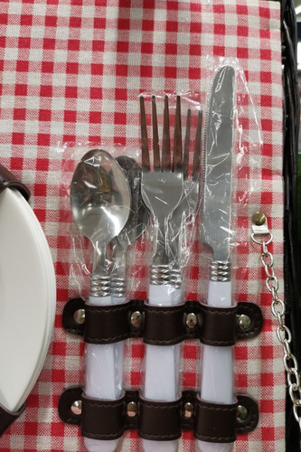 Imagem 6 de 7 de Cesta Picnic Em Vime Talheres Pratos E Taças Serve 4 Pessoas
