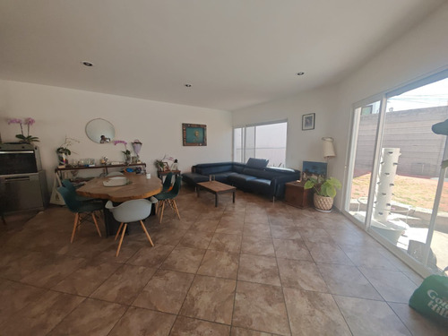 Casa Semi Nueva De 1 Nivel Iluminada Con Amplios Espacios Sobre Calle Principal Con 175 Mts De Jardin Frontal