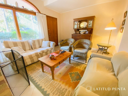 Casa En Cantegril- Ref: 1335