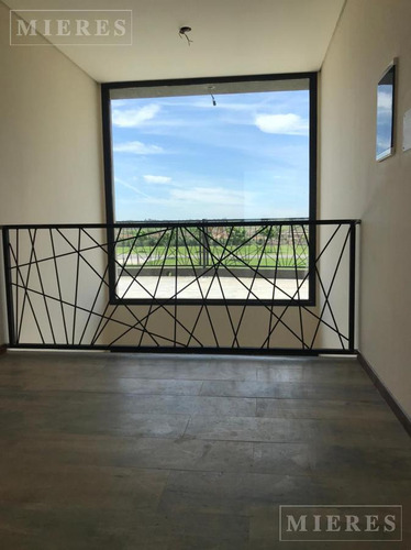 Casa En Venta Con Renta Sobre Lote Interno En Barrio Ceibos Puertos
