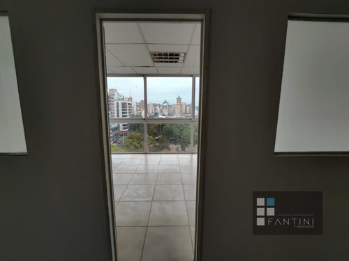 Oficina // 2 Bñs // Alberdi // Planta Libre // 70m2 // 1 Privado // Luminosa