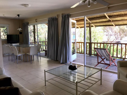 Imagen 4 de 12 de Cabaña Sobre El Lago Para 6 Pasajeros. Pileta Climatizada